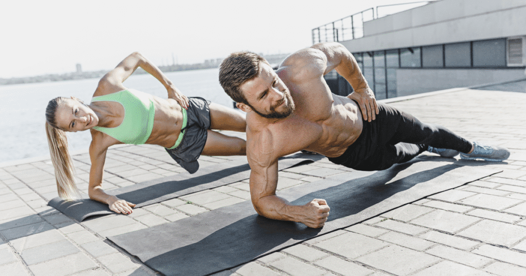 Krafttraining, Abnehmen ab 40 Frau und Mann beim funktionellen Krafttraining mit Kurzhanteln – symbolisiert gesundes Abnehmen ab 40 durch Muskelaufbau