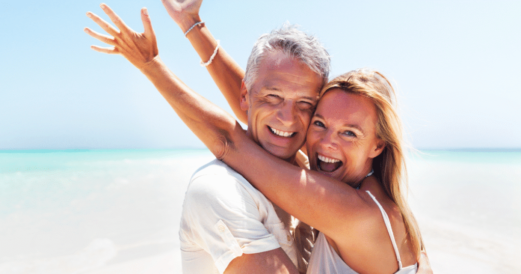 glückliches-paar-mitte-40-abnehmen-ab40 Glückliches Paar um die 50 am Strand – voller Energie und Lebensfreude