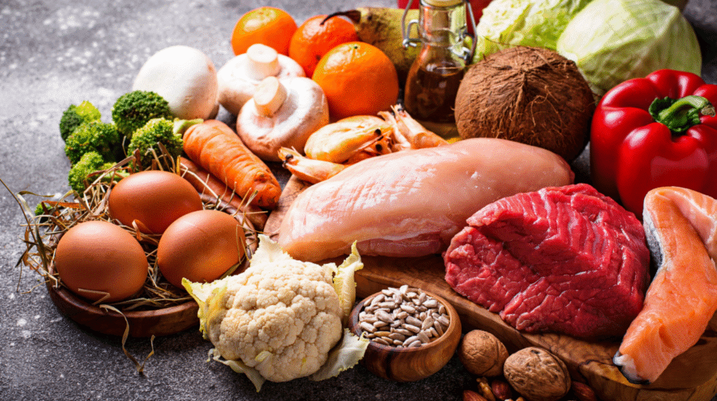 Paleo Platte angerichtete Nahrungsmittel Fleisch, Lachs, Pilze, Gemüse, Eier