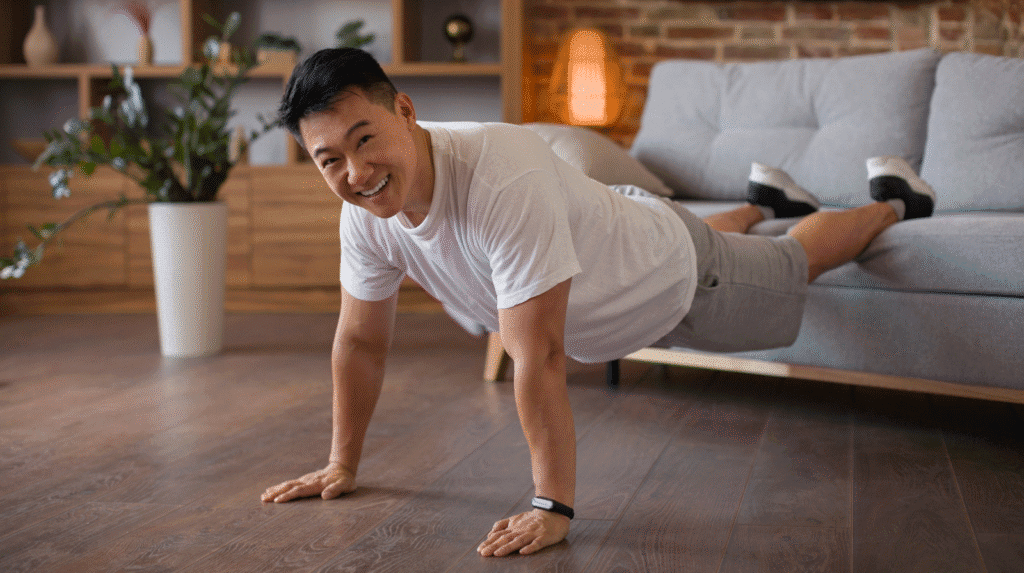 Liegestütze beim Training zuhause für Muskelaufbau ab 40