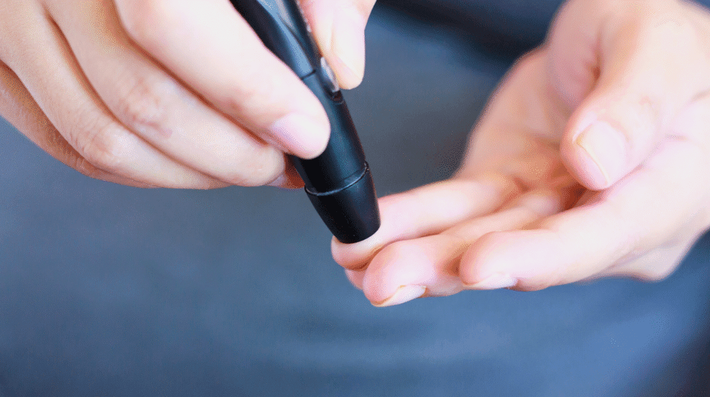 Fingerstich mit Stechhilfe bei einem Bluttest für zuhause ohne sichtbares Blut