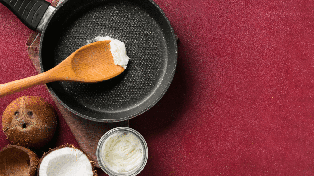 Kokosöl wird zum Braten in eine Pfanne gegeben