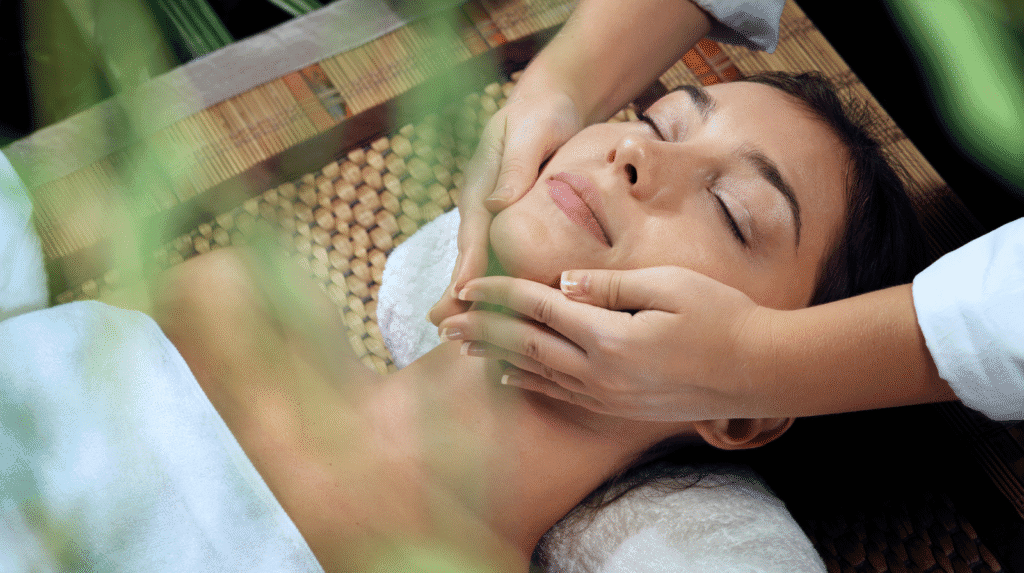 Kokosöl wird als natürliche Hautpflege auf die Haut aufgetragen