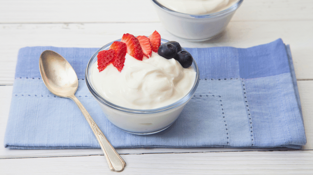 Ist Skyr gesund? Skyr mit Beeren in einer Schüssel