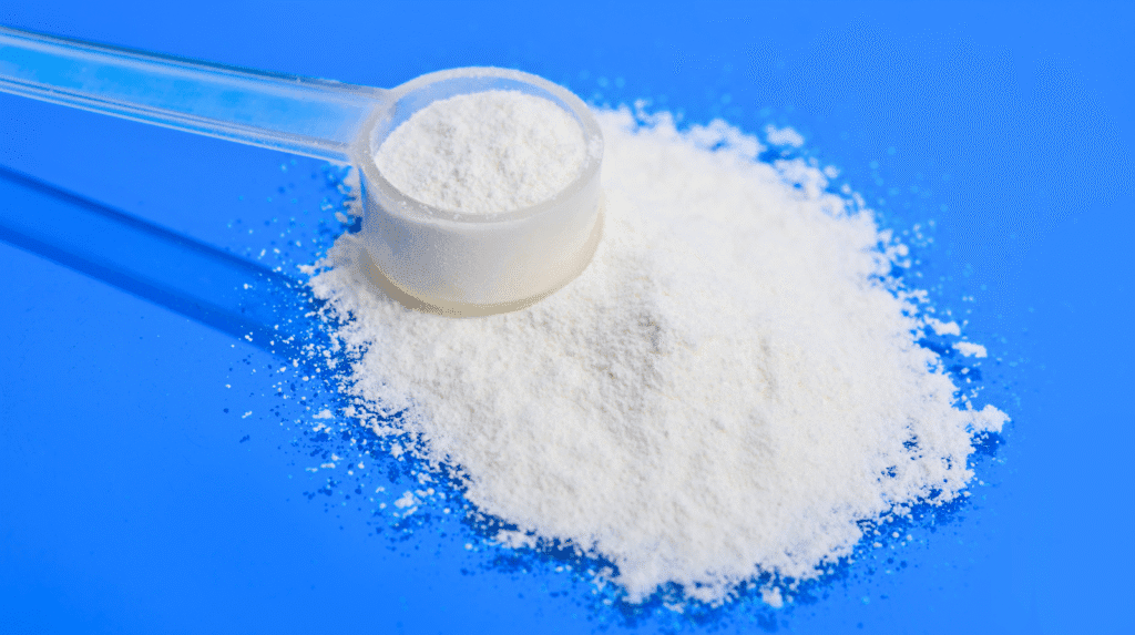 Kreatin ab 40: Kreatin-Monohydrat-Pulver mit Messlöffel als Symbolbild für Dosierung und Einnahme