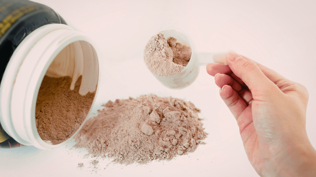 Whey Proteinpulver mit Messlöffel – typische Portionsgröße