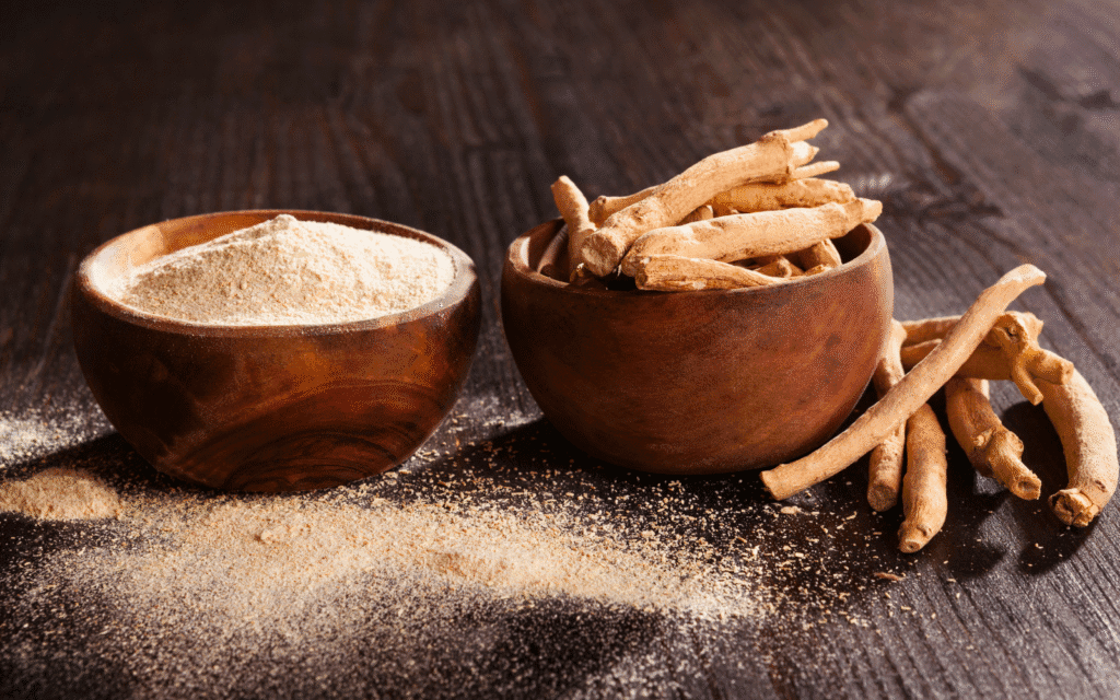 Ashwagandha als Supplement: Ashwagandha-Wurzeln und Ashwagandha-Pulver in Holzschalen