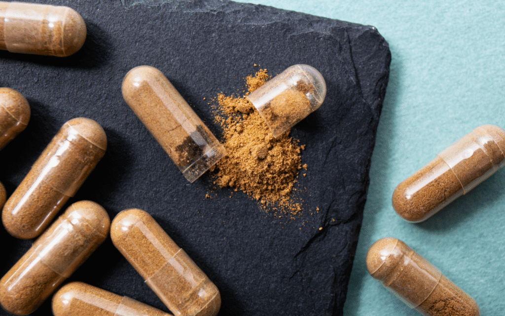 Ashwagandha-Kapseln mit braunem Pulver als Nahrungsergänzungsmittel